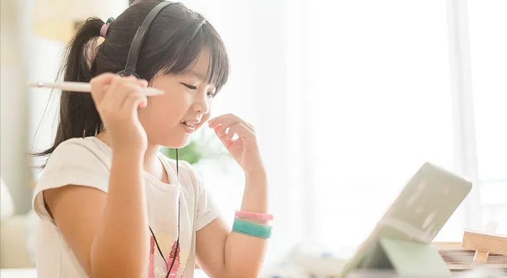 タブレットがで動画を視聴する女の子・画像