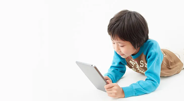 タブレットで遊ぶ子供のイメージ・画像